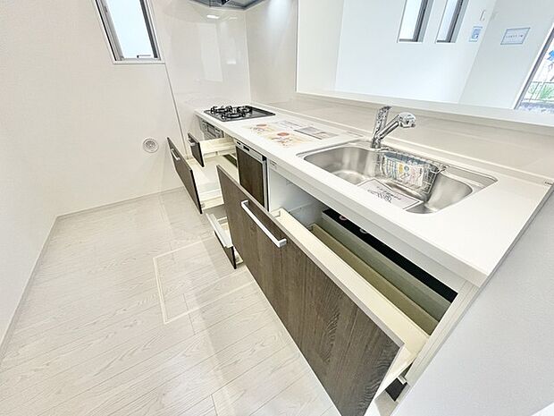 スライド収納付きシステムキッチン。お鍋類の出し入れもスムーズ。