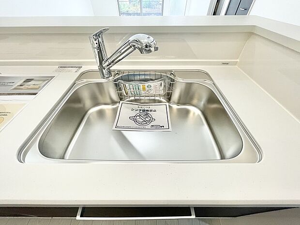 シンク周りのお掃除が楽になる可動式の蛇口を搭載。