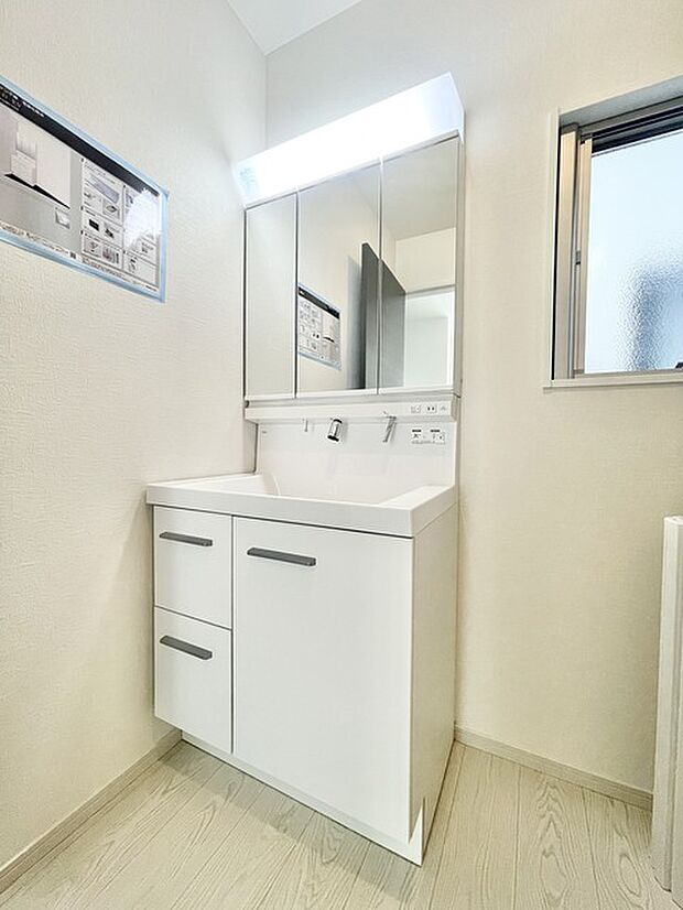 お出かけ前の身だしなみに一歩差がつく三面鏡。