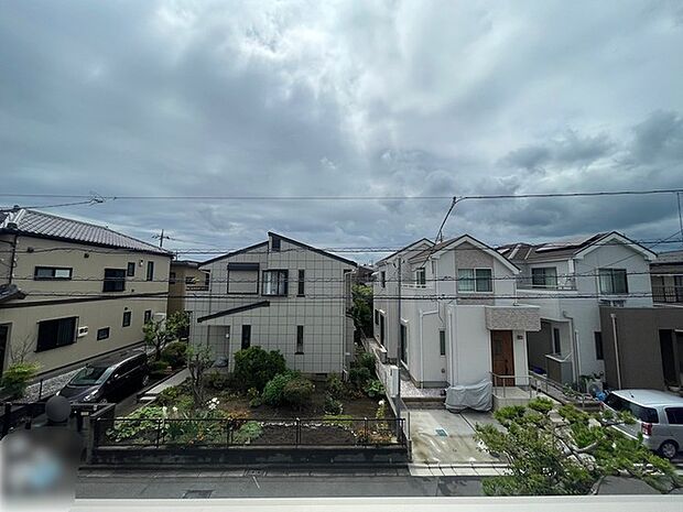 前面の住まいとの距離感があるから、圧迫感を感じません。