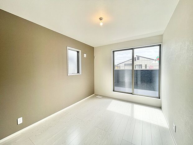 バルコニーからはたっぷりと太陽の光が舞い込みます。