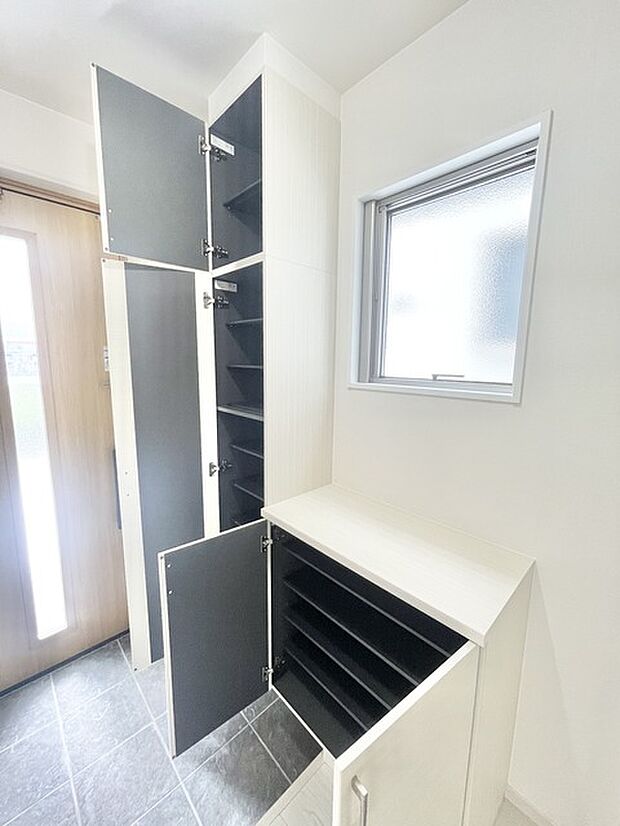 家族の履物が全部しまえる、ワイドな玄関収納。 