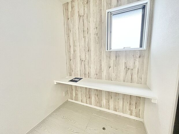 勉強や宿題をリビングでやりやすい動線設計。本棚にも応用可能なカウンター付き。