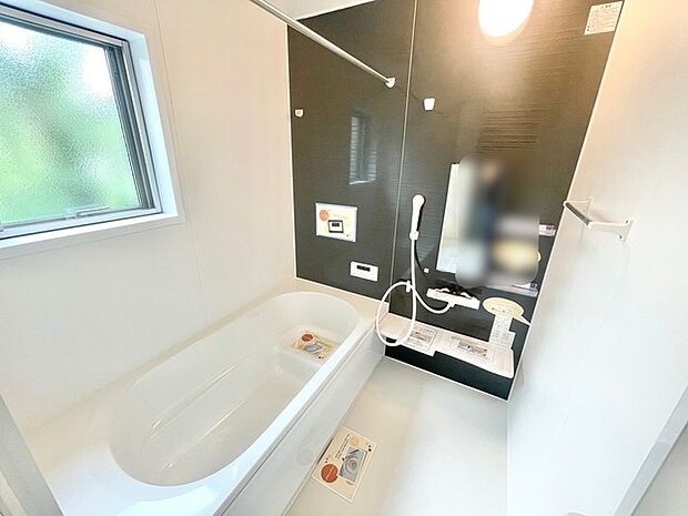 広々1坪タイプのゆったり浴室ユニット。防カビ・抗菌素材なのもうれしい。