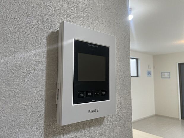 来客が一目で分かるカラーモニターインターフォン付き。 