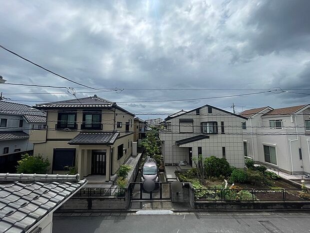 前面の住まいとの距離感があるから、圧迫感を感じません。