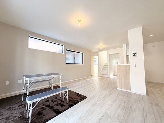 広々とした空間に、軽やかな木の質感が心地よい暮らしを彩ります。