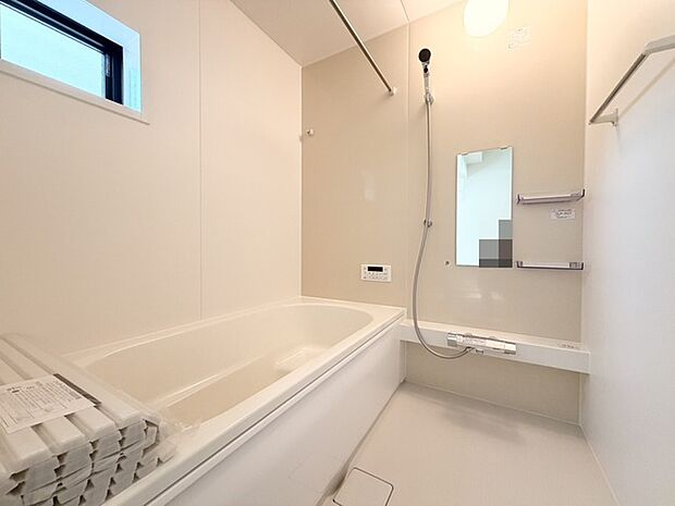 清潔感あふれる、心地よいバスタイムを予感させる空間。