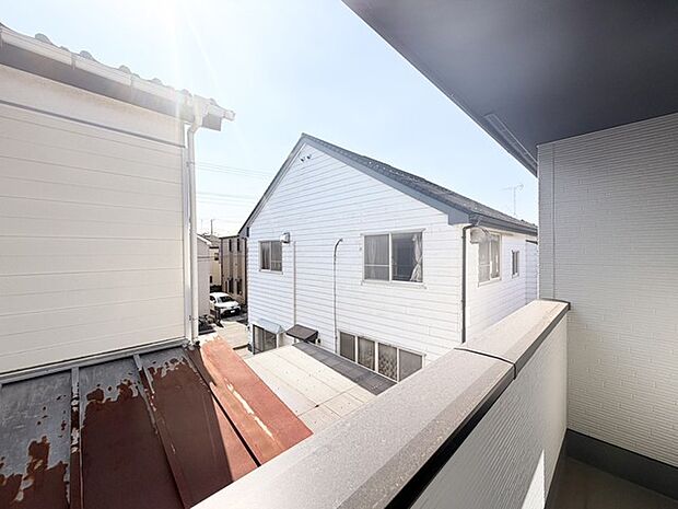 澄み渡る青空の下、心地よい風を感じる眺め