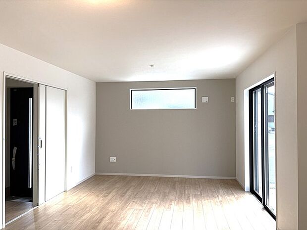 キッチンからリビングを望む