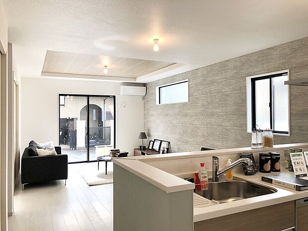 カウンターからはリビングが広く見渡せ、ご家族とのコミュニケーションも弾みます。 