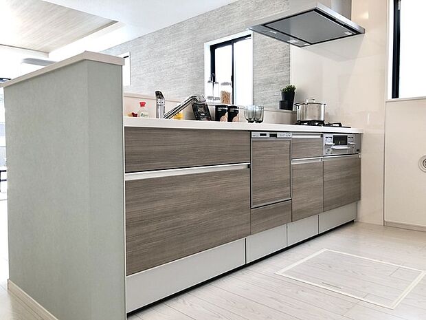 吊戸棚をなくした対面LDKはキッチンに立つ人の視界をワイドにしてくれます。 