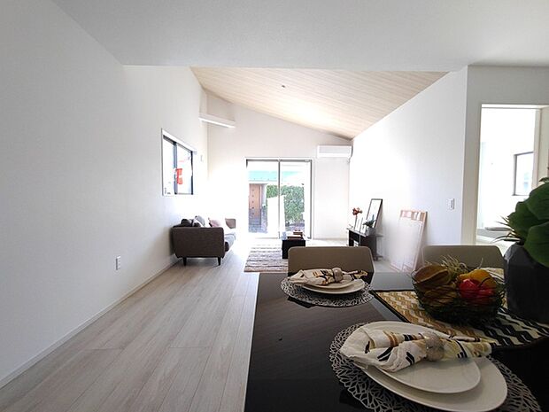 勾配天井が空間に広がりと心地よさをもたらす住まい