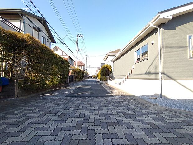 爽やかな空の下、穏やかに続く住まいの道