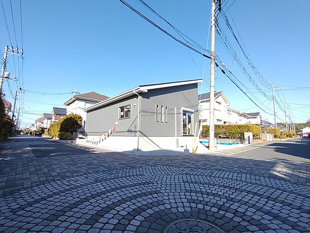 清々しい青空の下、穏やかな時間が流れる住宅街