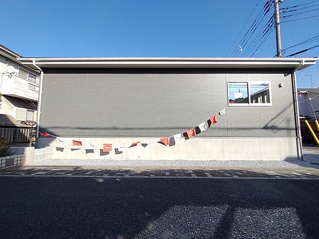 澄み渡る青空の下、穏やかな時間の流れを感じさせる住まい