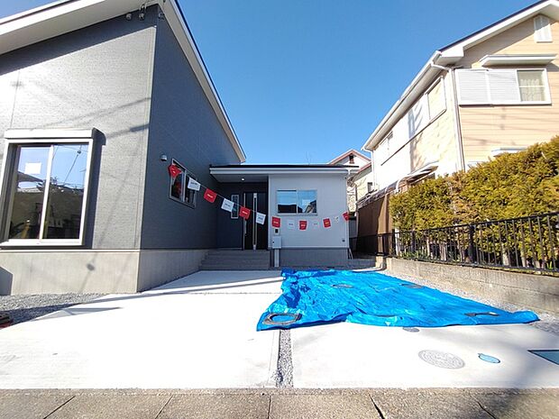 青空の下、新しい暮らしが始まる予感に満ちた佇まい