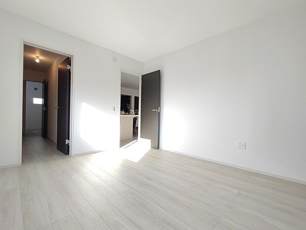 柔らかな光が心地よい、広々とした空間。