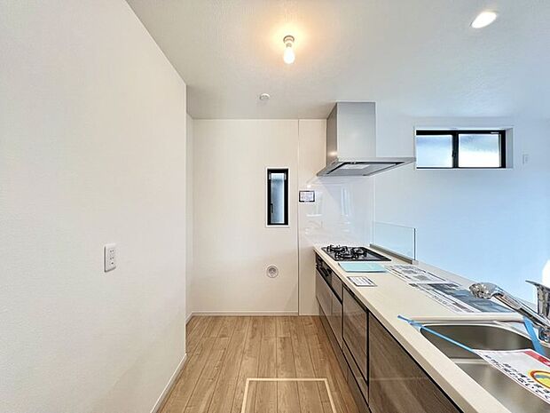 カウンターからはリビングが広く見渡せ、ご家族とのコミュニケーションも弾みます。 