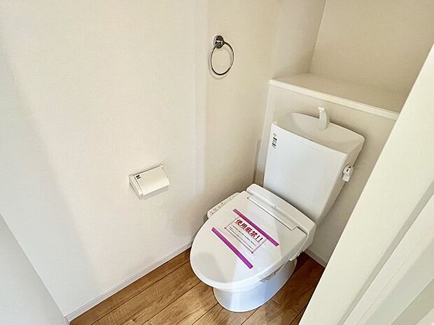 お手洗いこそシンプルな清潔感が重要、白いクロスに白いお手洗いを配置しました。 