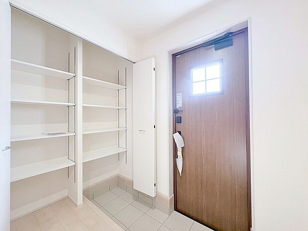 白でまとめられた室内からは茶色のドアが映えますね。