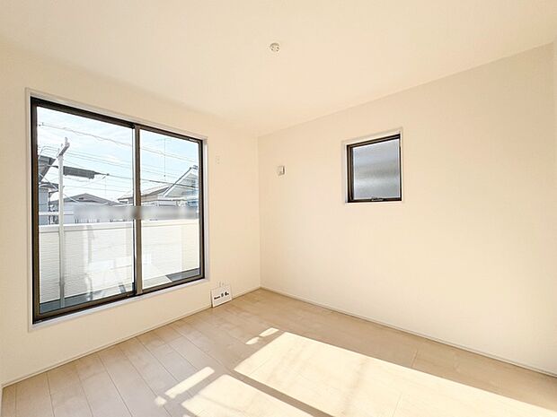 住宅街の2階南向きのお部屋です。日当たりはご覧のとおり。 