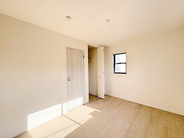 住宅街の2階南向きのお部屋です。日当たりはご覧のとおり。