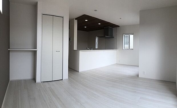 リビングダイニングです。収納も飾り棚も嬉しいですね。