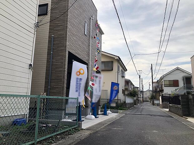 幅員の狭い道ですが、車通りの少ない住宅街に立地してます。 