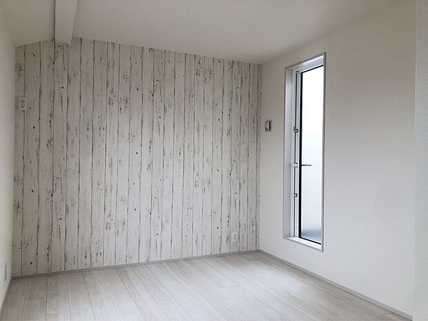 落ち着いた雰囲気のクロスがアクセントに。