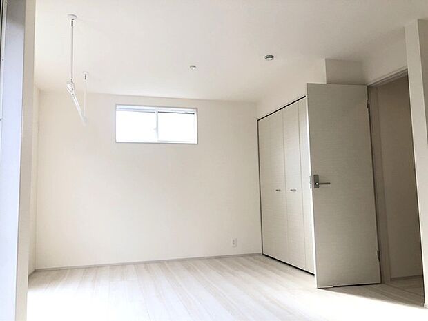 1階の部屋です。　室内干しハンガーポールもあります。