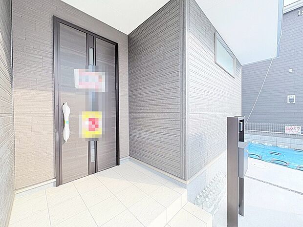 洗練された外壁が、落ち着きと品格を感じさせるエントランス。