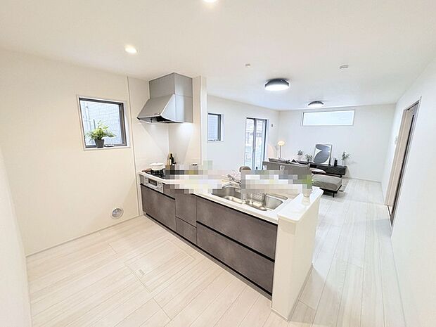 機能的なキッチンと広がるリビングが心地よい空間を演出