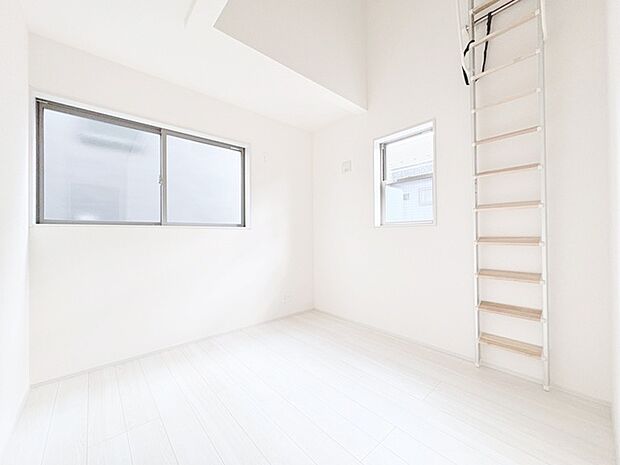 空間に広がりを感じさせる、真っ白で清々しい部屋。