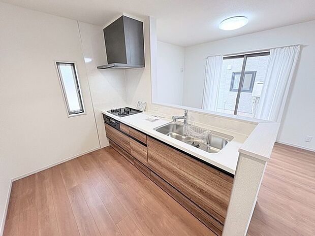 木の温もりと洗練されたデザインが調和する、心地よい空間。