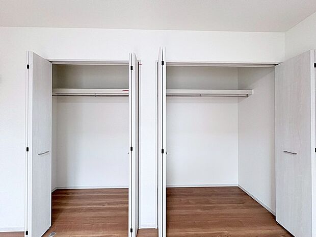 整然とした空間に、自然な木の温もりが心地よく広がる。