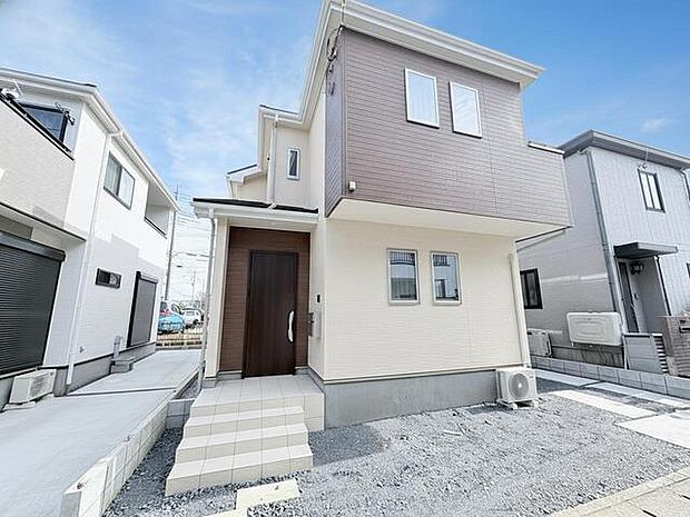 空の青さと建物のコントラストが、爽やかな印象を与える住まい。