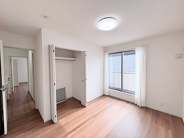 温かな光と木の温もりが心地よい、穏やかな日常を演出する空間