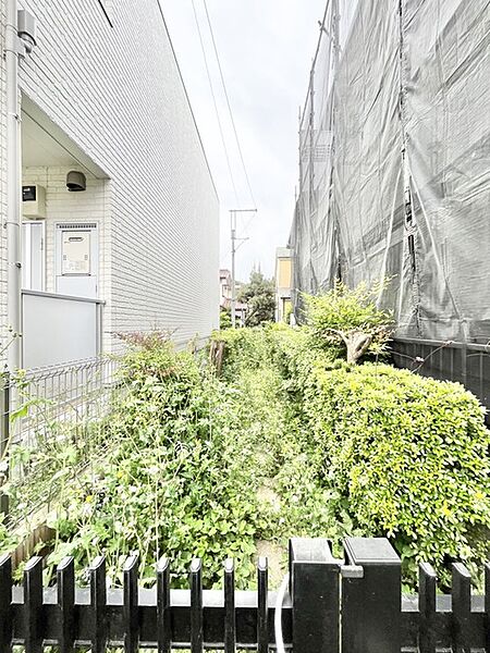 緑に囲まれた、自然と調和する静かな空間