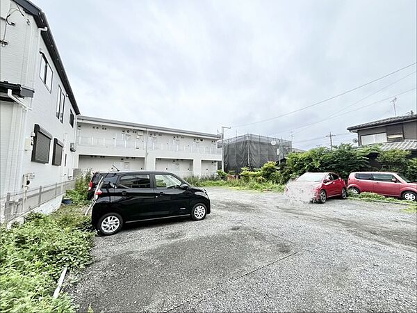 緑が季節の移ろいを感じさせる、穏やかな日常空間。