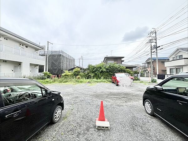 周辺の緑が穏やかな空の下、静かな時間が流れる心地よい空間