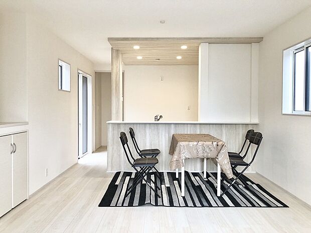 カウンターからはリビングが広く見渡せ、ご家族とのコミュニケーションも弾みます。 