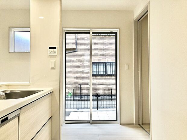 キッチンから来客がすぐにわかります。