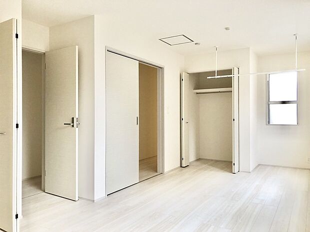 室内物干しを設置済み、雨の日でもちょっとしたものならここで干せます。 