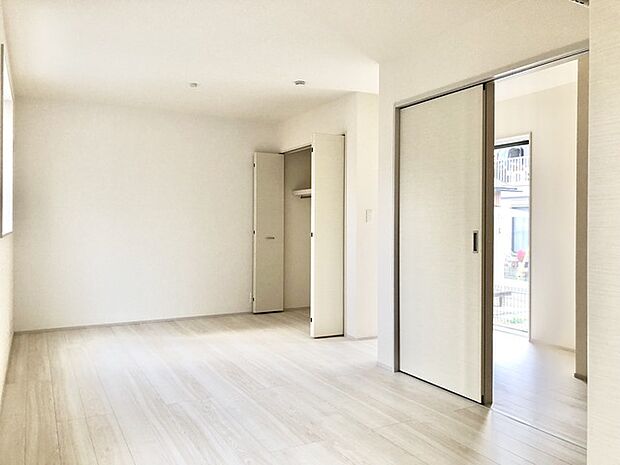 将来的には間仕切りして2部屋に変更可能な洋間。成長に合わせた間取り変更が可能なタイプ。 
