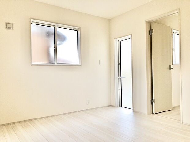 ナチュラルウッドの色合いが、室内にあたたかな雰囲気を運びます。  