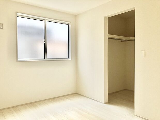 今からここを誰のお部屋にしようか、そんな洋室。大きさは6帖です。 