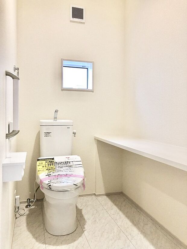 一方のトイレはカウンター付き。