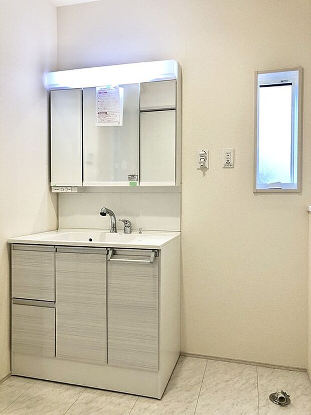 洗面化粧台は清潔感の漂うホワイトをベースカラーに、シンプルなデザインで。 