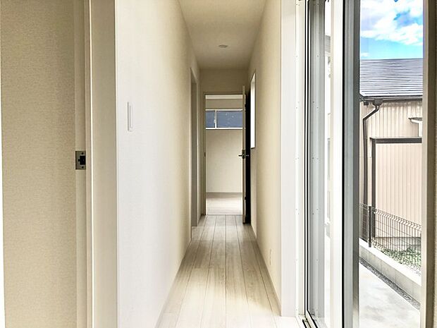 大きな窓から明るい陽射しの入る廊下。